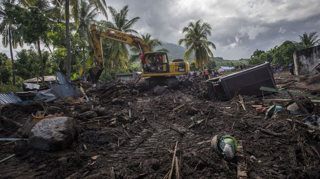 Petugas menggunakan ekskavator untuk mencari korban hilang dalam bencana tanah longsor di Desa Nelelamadike, Kecamatan Ile Boleng, Kabupaten Flores Timur, Nusa Tenggara Timur (NTT), Kamis (8/4/2021). ANTARA FOTO/Aditya Pradana Putra

