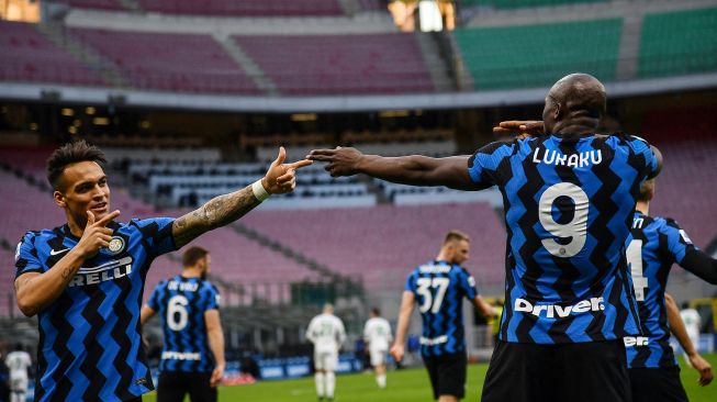 Penyerang Inter Milan Romelu Lukaku (kanan) merayakan golnya dengan penyerang Inter Milan Argentina Lautaro Martinez setelah mencetak gol pembuka skor selama pertandingan sepak bola Serie A Italia Inter Milan melawan Sassuolo di Stadion Giuseppe Meazza, Milan, Kamis (8/4/2021) dini hari WIB.  Isabella BONOTTO / AFP