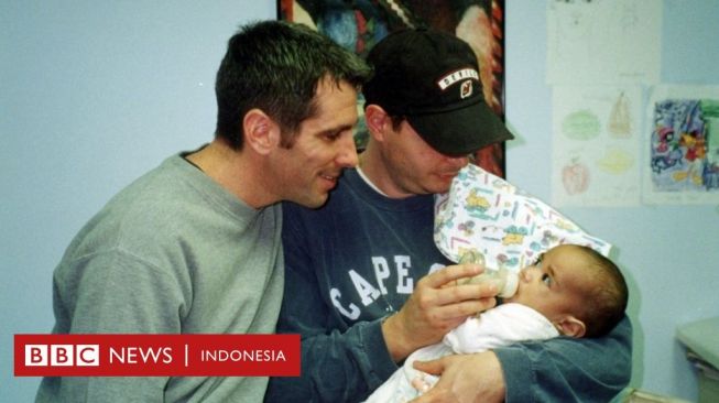 Kisah Pasangan Gay Temukan Bayi Telantar dan Membesarkannya Hingga Dewasa