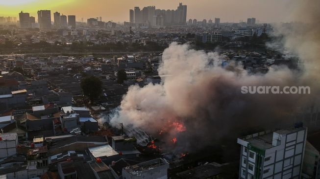 Foto aerial kebakaran di Pasar Lontar atau Pasar Kambing di Jalan Sabeni, Tanah Abang, Jakarta, Kamis (8/4/2021). [Suara.com/Angga Budhiyanto]