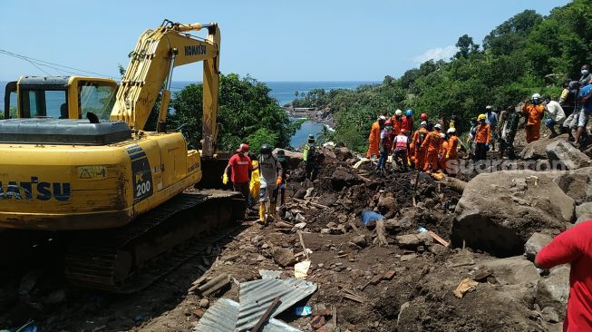 Puluhan orang dilaporkan hilang akibat banjir bandang dan longsor di Kecamatan Ile Ape dan Ile Ape Timur, Kabupaten Lembata, Nusa Tenggara Timur (NTT) pada Minggu (4/4/2021) dini hari. (Suara.com/M. Yasir)