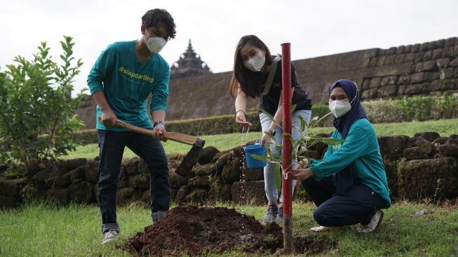 Peduli Lingkungan, Sekelompok Anak Muda Lakukan Aksi Bersih-bersih Candi