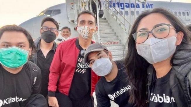 Mensos Risma Bawa Artis ke Lokasi Bencana NTT, Pada Ngemper di Pesawat