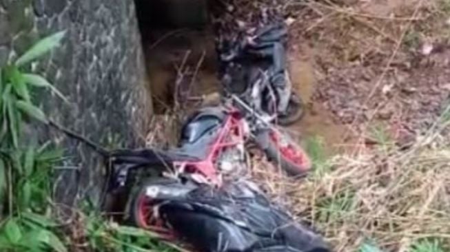 Waduh, Debt Collector Diamuk Massa Motornya Dilempar ke Sungai