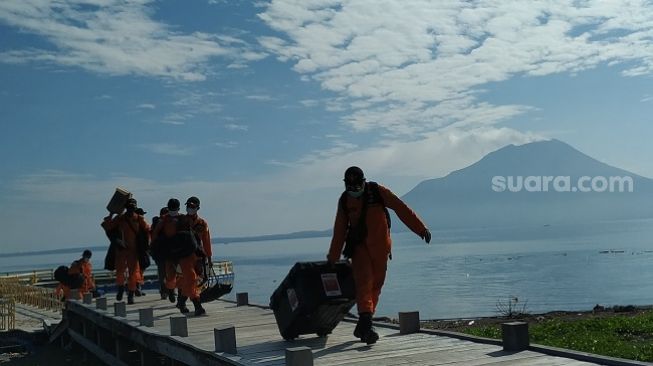 Menembus Lokasi Bencana di Lembata Bersama Basarnas