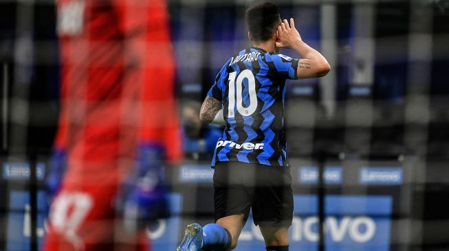 Penyerang Inter Milan asal Argentina Lautaro Martinez melakukan selebrasi setelah mencetak gol kedua selama pertandingan sepak bola Serie A Italia Inter Milan melawan Sassuolo di Stadion Giuseppe Meazza, Milan, Kamis (8/4/2021) dini hari WIB Isabella BONOTTO / AFP