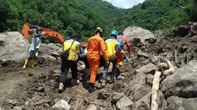 Tim SAR Evakuasi Enam Korban Tertimbun Longsor Lembata NTT