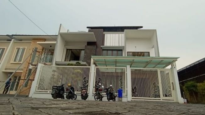 2 Orang Dari Kpk Sambangi Rumah Eks Bupati Gresik Sambari Di Surabaya Suara Jatim