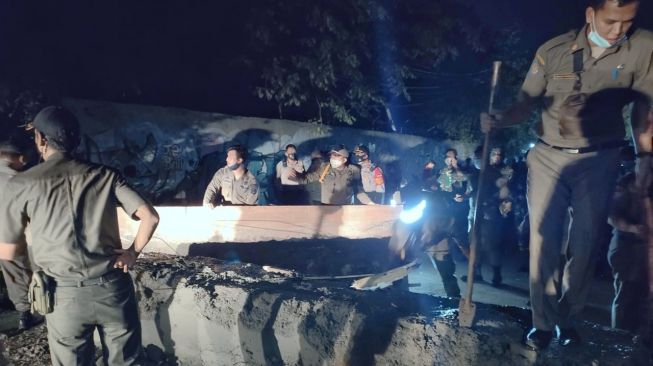 Tak Sampai 24 Jam, Dinding yang Blokir Jalan di Tangerang Dibongkar Petugas