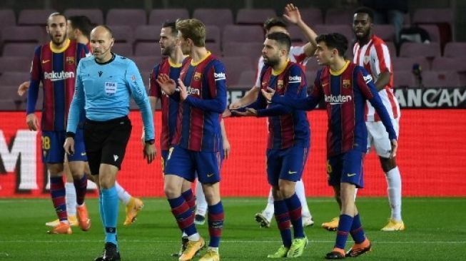 Wasit Mateu Lahoz memimpin pertandingan Barcelona vs Athletic Bilbao di Camp Nou pada 31 Januari 2021. [AFP]