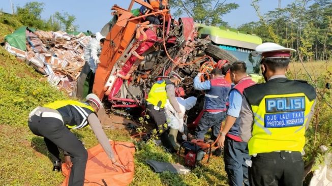 Kecelakaan Maut Dua Truk Tronton diTol Pemalang-Batang,Satu Orang Tewas