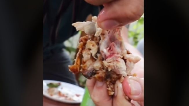 Food Vlogger Bongkar Ayam Geprek Artis saat Dimakan Masih Ada Darahnya