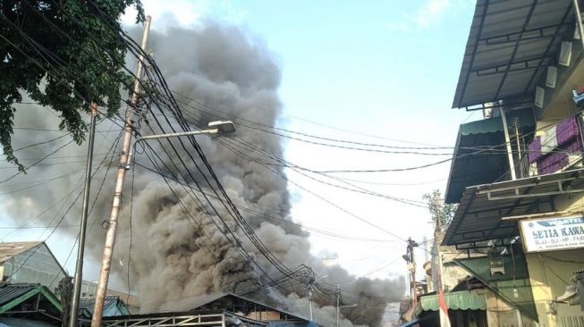 Pasar Kambing Tanah Abang Diamuk Si Jago Merah, 15 Mobil Damkar Dikerahkan