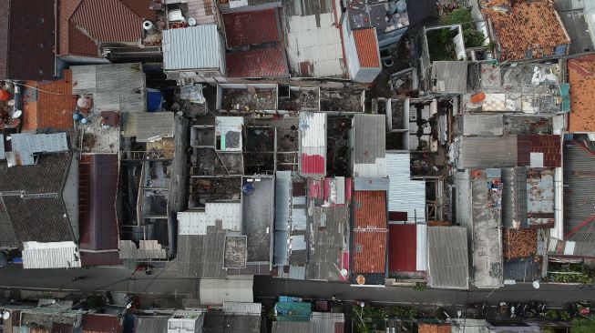 Foto aerial proses revitalisasi rumah warga di Kampung Kwitang, Jakarta, Kamis (8/4/2021). [Suara.com/Angga Budhiyanto]