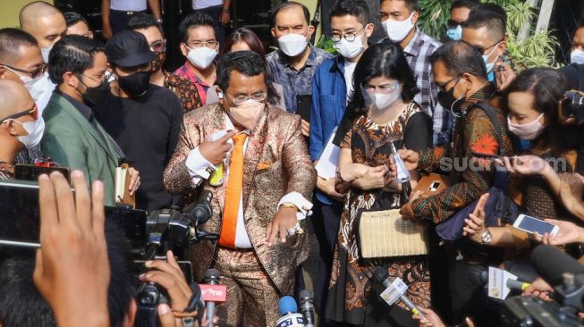 Istri Hotma Sitompul, Desiree Tarigan didampingi kuasa hukumnya, Hotman Paris Hutapea usai membuat pengaduan ke Komnas Perempuan di Jakarta Pusat, Kamis (8/4/2021). [Suara.com/Alfian Winanto]