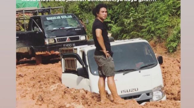 Jalan Penuh Lumpur Hingga Mobil Tersangkut, Postingan Chandra Idol Viral