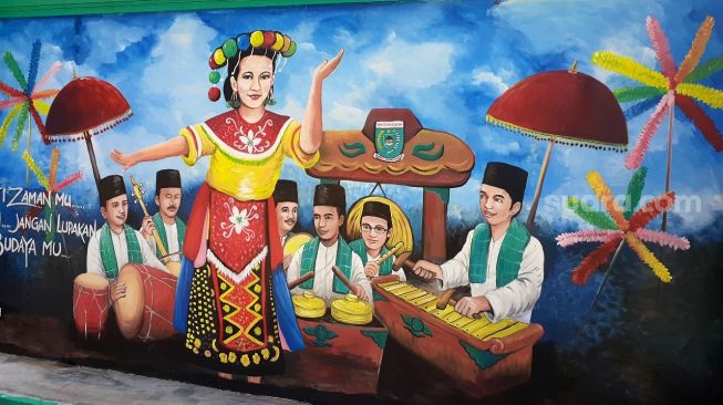 Mural kebudayaan Betawi di Taman Kota 2 atau Taman Jaletreng di Setu, Kota Tangerang Selatan (Tangsel), Rabu (7/4/2021). [Suara.com/Wivy Hikmatullah]