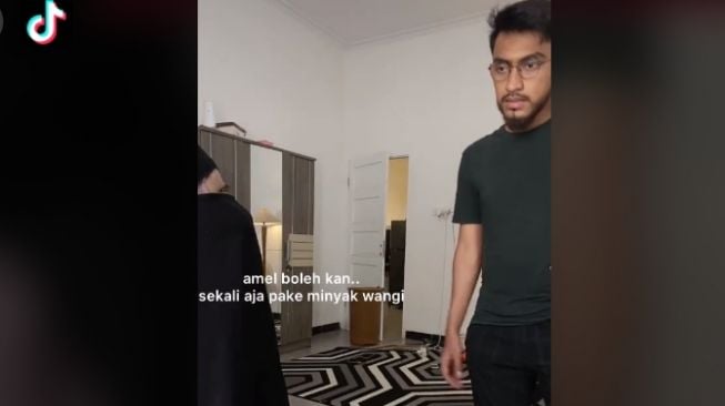 Aksi roamntis suami tak perbolehkan istri pakai parfum (tiktok.com/@nurulamaliaazzahra)