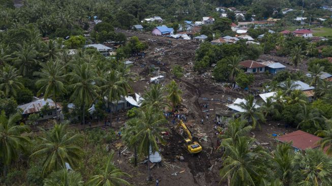 Foto udara pencarian korban hilang dalam bencana tanah longsor di Desa Nelelamadike, Kecamatan Ile Boleng, Kabupaten Flores Timur, Nusa Tenggara Timur (NTT), Kamis (8/4/2021). ANTARA FOTO/Aditya Pradana Putra
