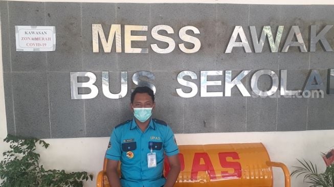 Sukoco, sopir bus sekolah yang mengangkut pasien Covid-19 saat ditemui di kantor Unit Pengelola Angkutan Sekolah (UPAS) Dinas Perhubungan DKI Jakarta. (Suara.com/Yaumal)