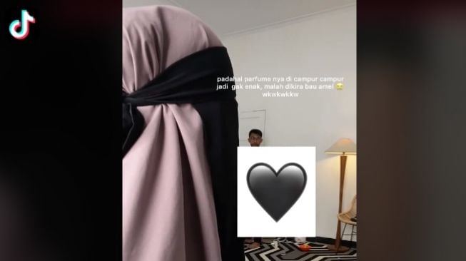 Aksi roamntis suami tak perbolehkan istri pakai parfum (tiktok.com/@nurulamaliaazzahra)