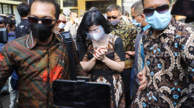 Istri Hotma Sitompul, Desiree Tarigan usai membuat pengaduan ke Komnas Perempuan di Jakarta Pusat, Kamis (8/4/2021). [Suara.com/Alfian Winanto]