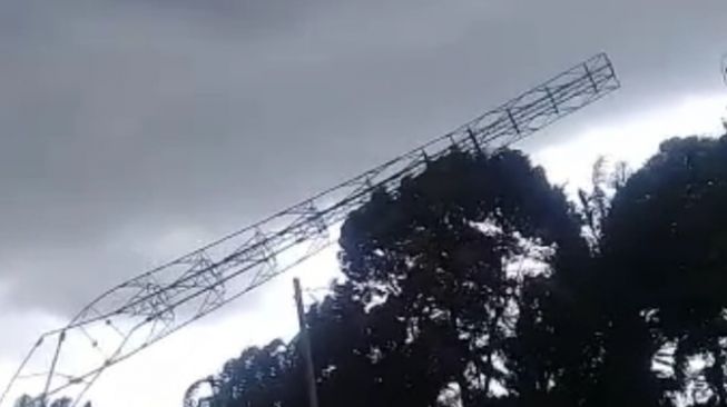 Dihantam Angin Kencang, Tower Provider Seluler Roboh