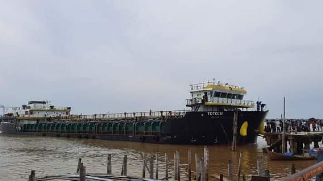 Kapal Bermuatan 4000 Ton Bahan Kimia Tabrak Dermaga Kampung Laut Tanjabtim