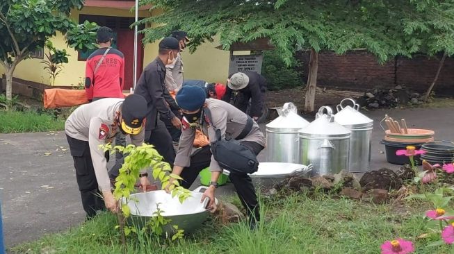 Kapolda NTT Bantu Pembangunan Dapur Umum di Posko Pengungsi