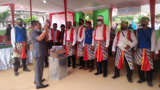 Pilkades Serentak OKU Timur: Petugas TPS ini Kenakan Baju ‘Jaranan’