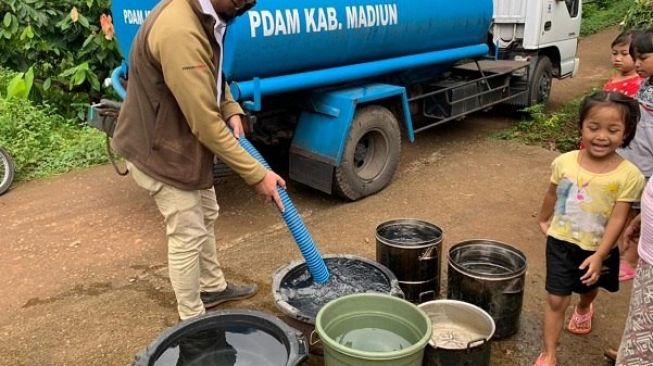 Pipa Rusak Diterjang Banjir, 1.100 Keluarga di Madiun Kesulitan Air Bersih