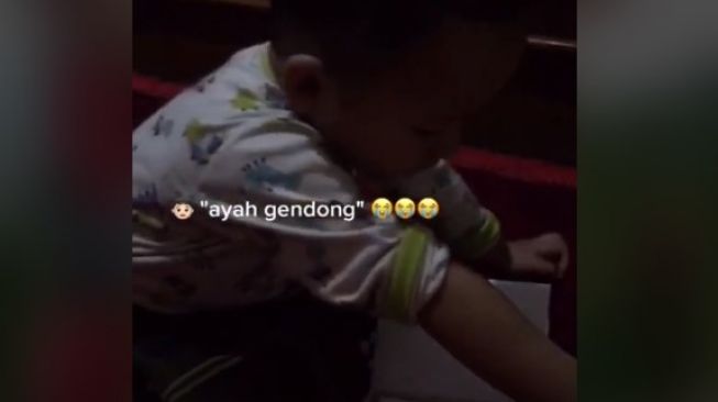 Anak Lihat Foto Ayahnya di Buku Yasin, Minta Gendong Bikin Sedih