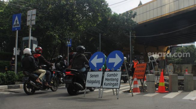 Sejumlah kendaraan melintas di kawasan Gondangdia saat uji coba penerapan sistem satu arah, Jakarta Pusat, Jumat (9/4/21). [Suara.com/Dian Latifah]  