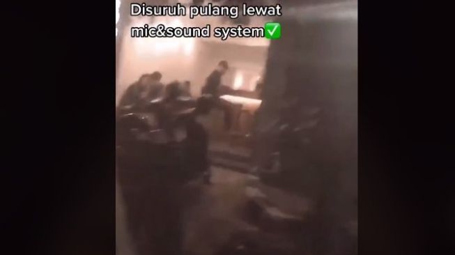 Gadis disuruh pulang saat nongkrong. (TikTok)