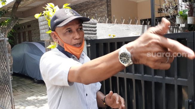 Ketua RT Mahligai Kencana saat memeragakan penembakan aksi perampok yang dia gagalkan bersama keponakan dan adik iparnya di Jalan Suka Bakti 1, Serua Indah, Ciputat, Kota Tangerang Selatan, ditemui Jumat (9/4/2021). [Suara.com/Wivy Hikmatullah]