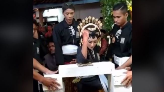 Unik! Aksi Pengantin Wanita Pecahkan Bata saat Resepsi, Sukses Curi Atensi