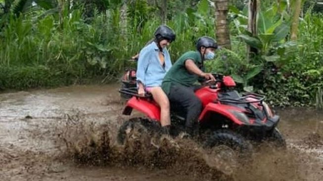 Nia Ramadhani saat liburan menunggangi ATV (Instagram)