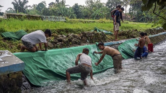 Sejumlah warga bergotong royong mencuci karpet mushalla di Karanganyar, Kabupaten Pekalongan, Jawa Tengah, Jumat (9/4/2021). [ANTARA FOTO/Harviyan Perdana Putra]