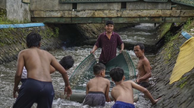 Tradisi Mencuci Karpet Masjid di Pekalongan