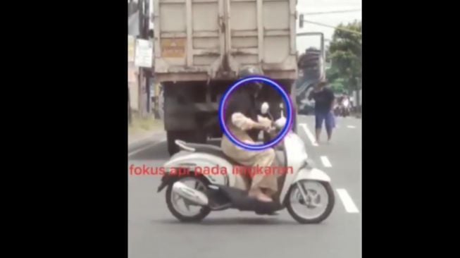 Emak-emak Selamatkan Sopir Truk yang Nyaris Kebakaran, Aksinya Bikin Salut