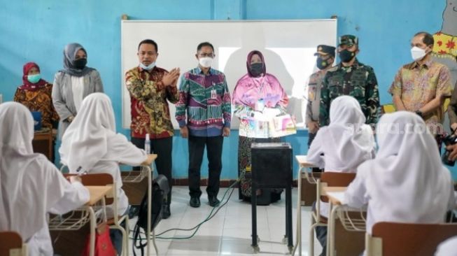 Pelaksana Tugas Gubernur Sulsel Andi Sudirman Sulaiaman meninjau sekolah tatap muka di SMAN 21 Makassar, Jumat 9 April 2021 / [SuaraSulsel.id / Humas Pemprov Sulsel]