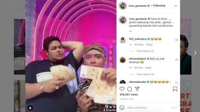 Tangkapan layar Ivan Gunawan bagi-bagi uang dolar singapura. [Instagram/@ivan_gunawan]