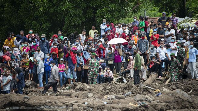 Antusias Masyarakat Menanti Presiden Tinjau Lokasi Bencana