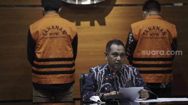 Wakil Ketua KPK Nurul Ghufron memberikan keterangan kepada wartawan terkait penahanan Bupati Bandung Barat Aa Umbara Sutisna dan anaknya Andri Wibawa di Gedung Merah Putih KPK, Jakarta, Jumat (9/4/2021). [Suara.com/Angga Budhiyanto]