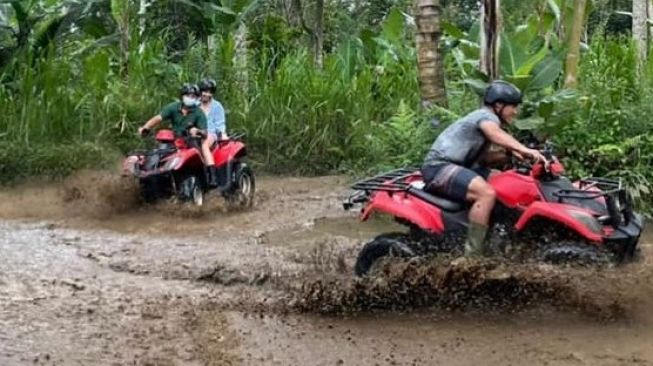 Nia Ramadhani saat liburan menunggangi ATV (Instagram)