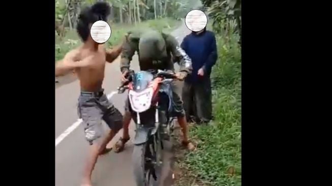 Bikin Geger! Pria Bertelanjang Dada Habisi Pemotor Sampai Masuk Semak-semak