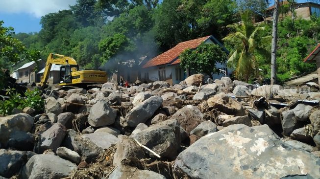 Evakuasi Korban Banjir - Longsor Desa Amakaka Terkendala Bebatuan Besar