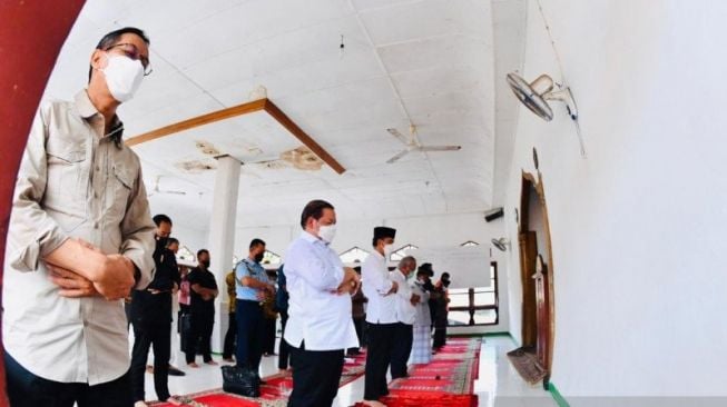 Jokowi Salat Jumat di Lokasi Bencana Banjir Bandang Lembata NTT