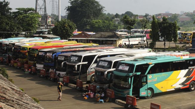 Suasana di Terminal Kampung Rambutan, Jakarta Timur, Jumat (9/4/2021). [Suara.com/Dian Latifah]