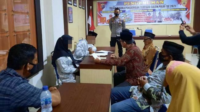 Sepasang Kekasih Kepulauan Meranti Terpaksa Menikah di Kantor Polisi